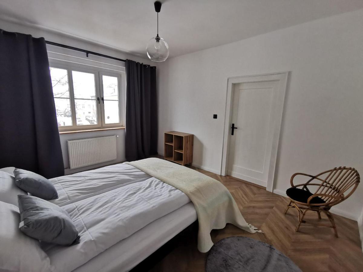 Apartament Black&White Еленя-Гура Экстерьер фото